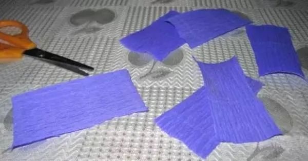 步骤1：将皱纹纸剪成（20cm至25cm）×（40cm至45cm）大小的长方形。