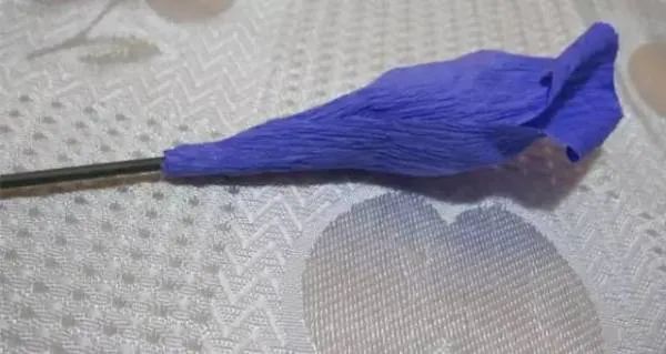 步骤7：第一片花瓣就粘好了。