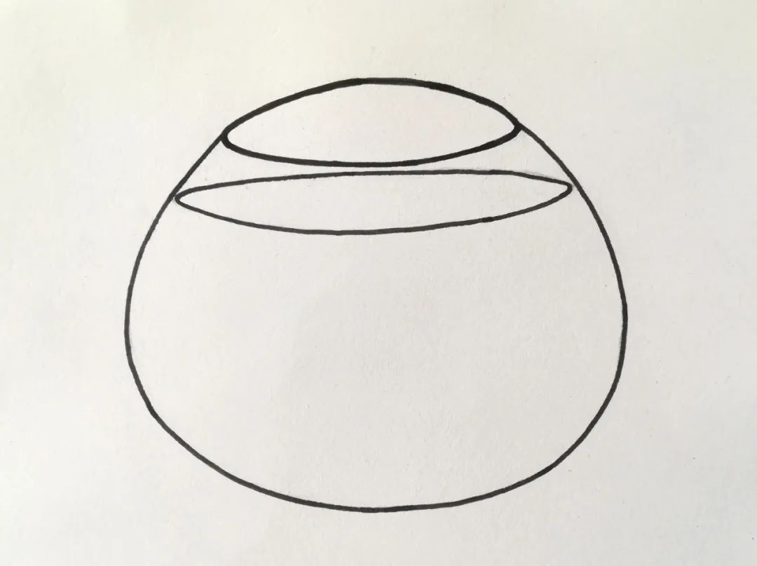 步骤1：在卡纸上画出鱼缸的形状，用勾线笔勾边。