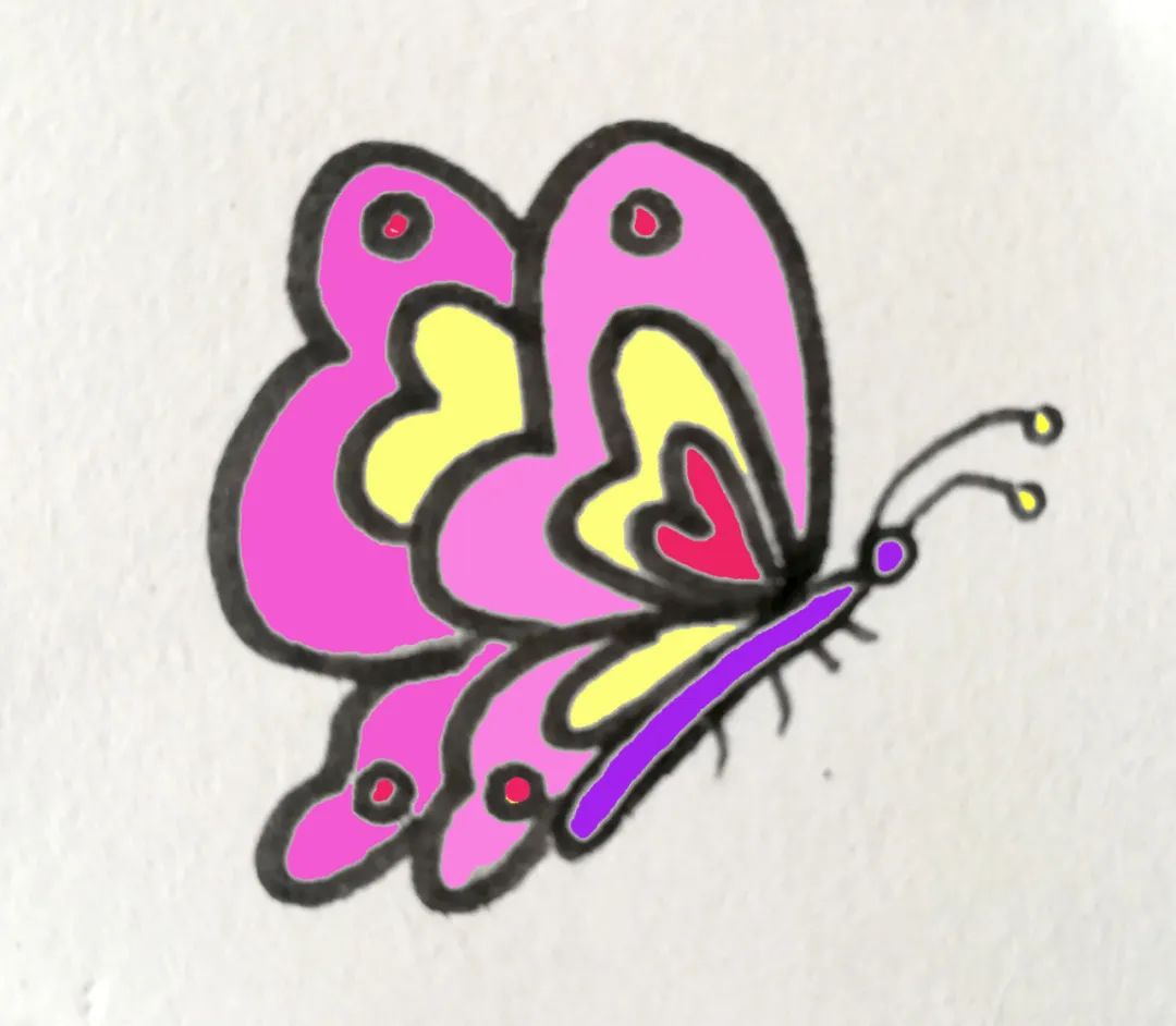 步骤7：在另一张纸上画出美丽的蝴蝶，涂上颜色并用剪刀剪下来。用粘土做出水草和海星等。