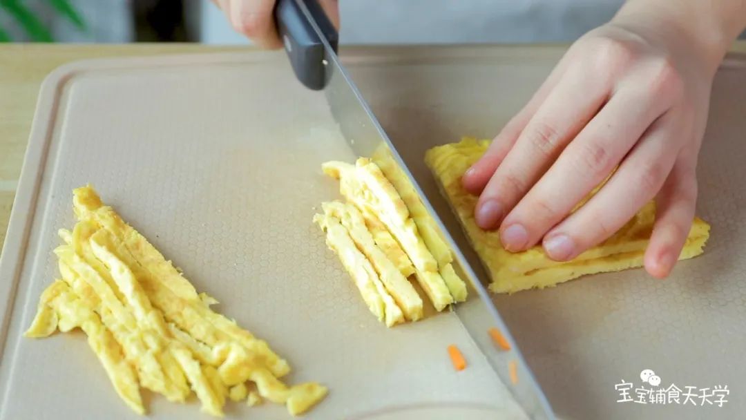 蛋饼冷却后把它切成细条状