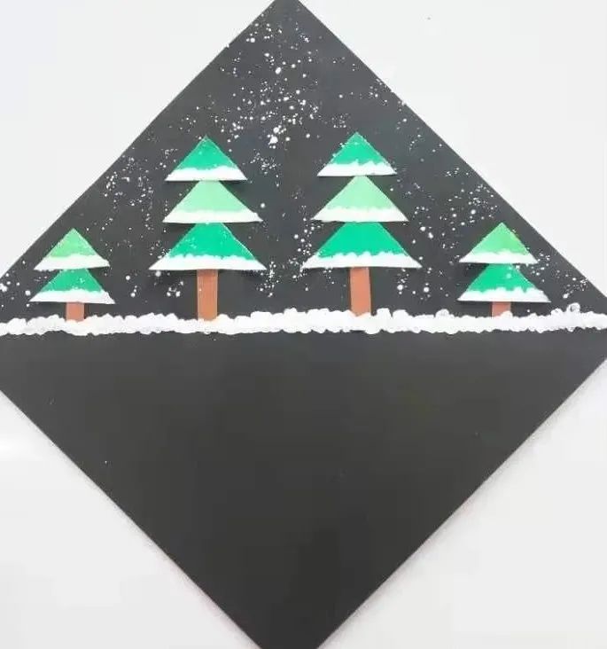 步骤1：将黑色卡纸剪成四方形，用水粉颜料在上方敲撒出雪花，在另一张素描纸上画出树木、房子涂上颜色剪下来。先将树木粘贴在黑卡纸上。