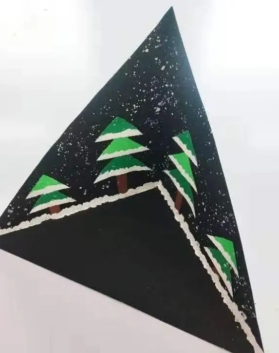 步骤2：将黑卡纸做成三角体，并粘牢固。