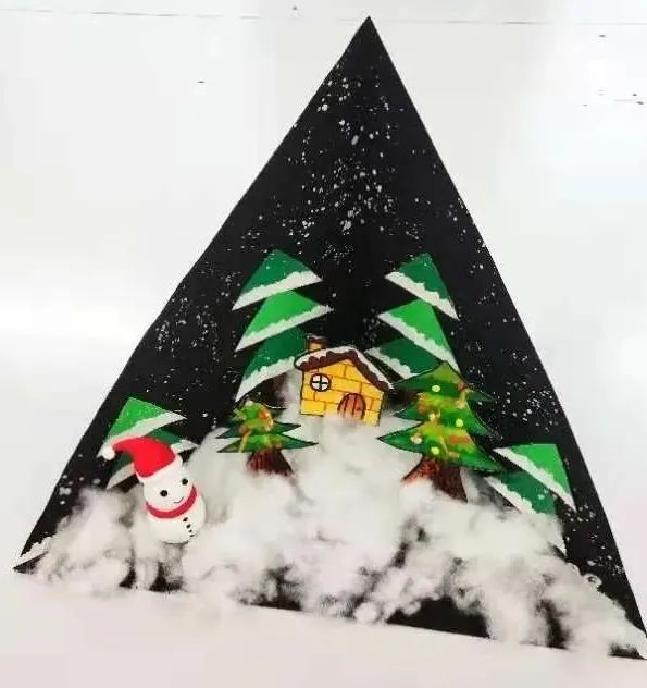 步骤4：用粘土制作雪人、圣诞树等粘在雪地上。