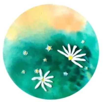 步骤4：观察小雏菊图片，用橡皮泥制作小雏菊粘在画面中。