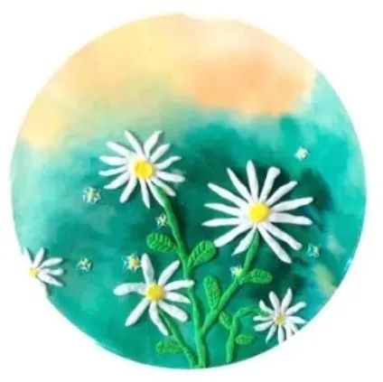 步骤5：用黄色粘土制作小雏菊的花蕊，用粘土小工具制作绿色枝叶的叶脉，并粘到画面中。