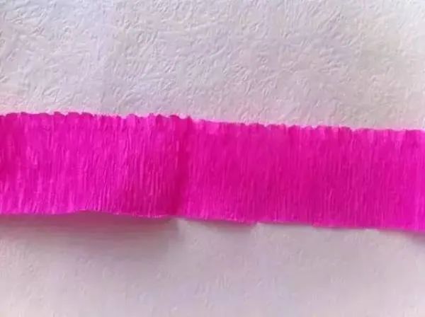 步骤1：将皱纹纸剪成长条状。