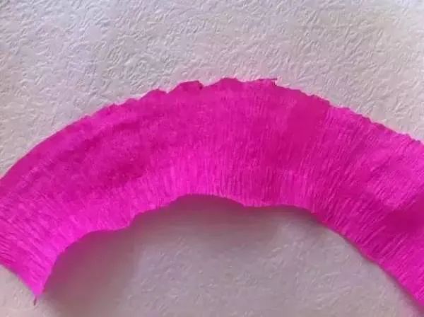 步骤2：拉伸外边缘，形成一个弧形。