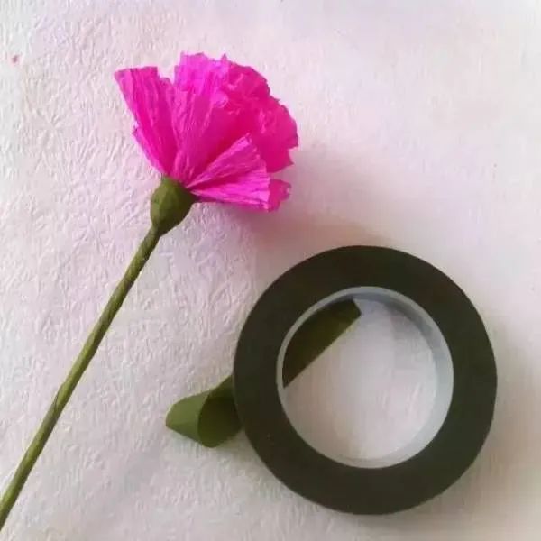 步骤5：用绿色丝带缠绕成花枝。