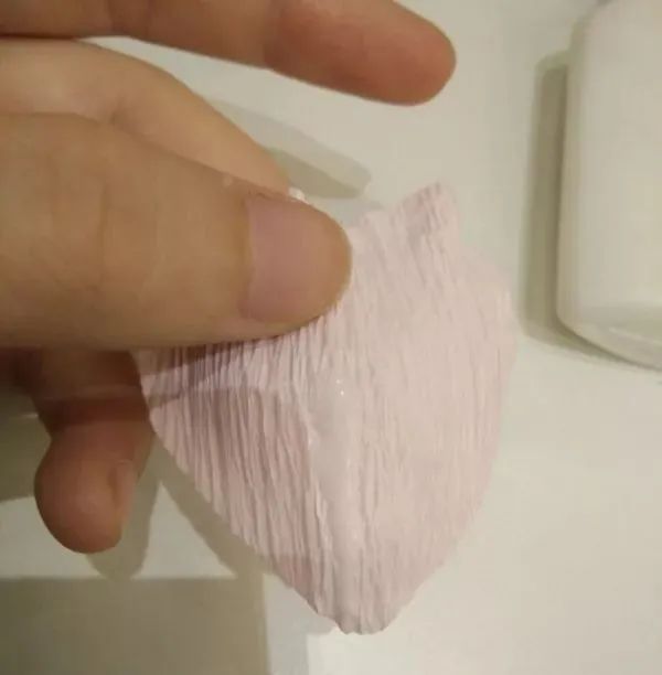 步骤5：在心形花瓣后涂上白胶，如图。