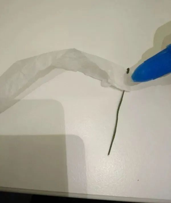 步骤9：纸巾卷花苞。