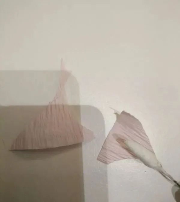 步骤11：剪花瓣剩下的边角料包裹。