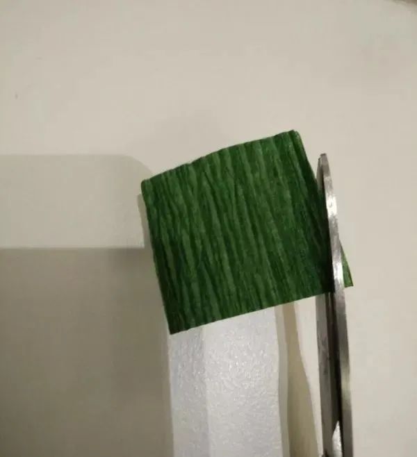 步骤16：剪花萼。