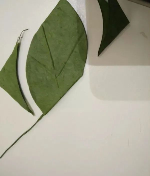 步骤22：剪叶子形状。