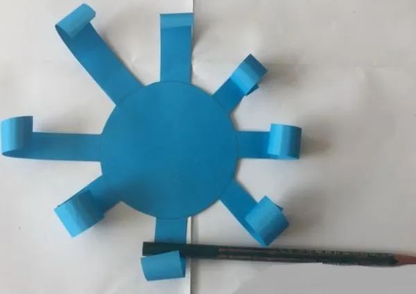 步骤3：用铅笔将纸条部分卷起留着备用。