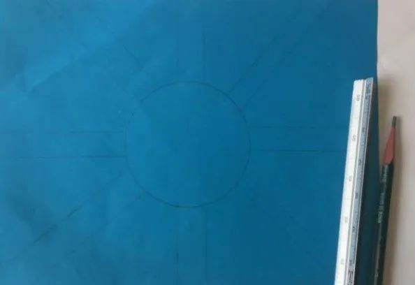 步骤2：用直尺画出章鱼的爪子，如图画好，并用剪刀沿直线剪下。