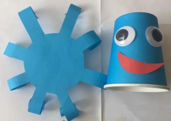 步骤4：将活动眼珠，嘴巴粘好。