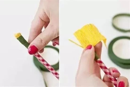 步骤1：用黄色的皱纹纸和胶带把铅笔的顶端包裹好，之后把黄色彩纸剪成一小条，用胶带卷好做花蕾。