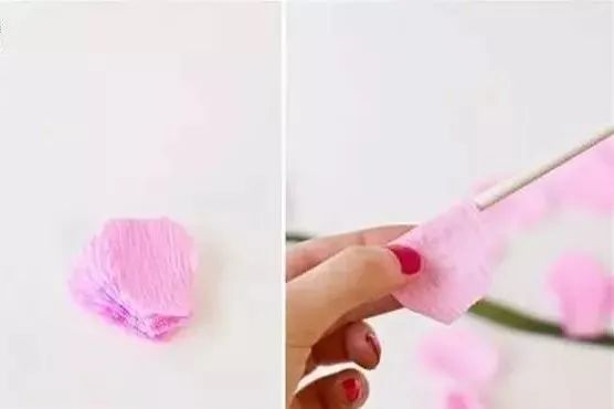 步骤2：把粉红色的剪纸剪成花瓣形状；用棒棒糖棍子将其卷一下；都卷好后，用剪刀修理下并整理好。