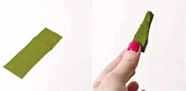 步骤5：用一条长方形绿色皱纹纸对折后把开口端剪成一个三角形。
