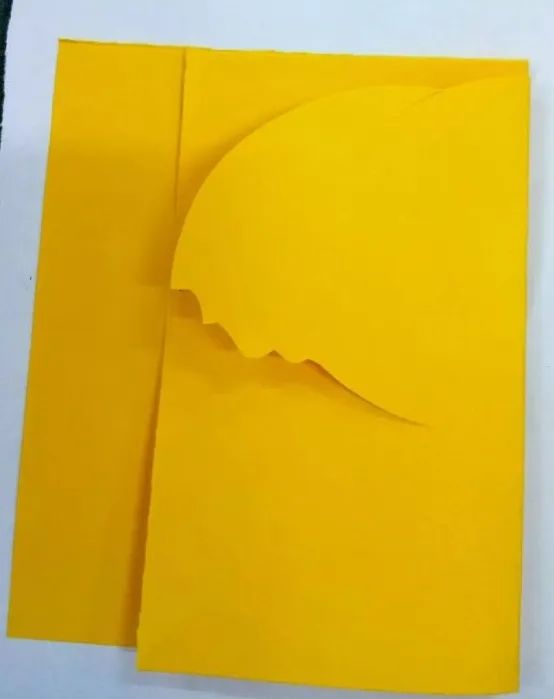步骤1：将纸对折，从头不开始剪外轮廓。