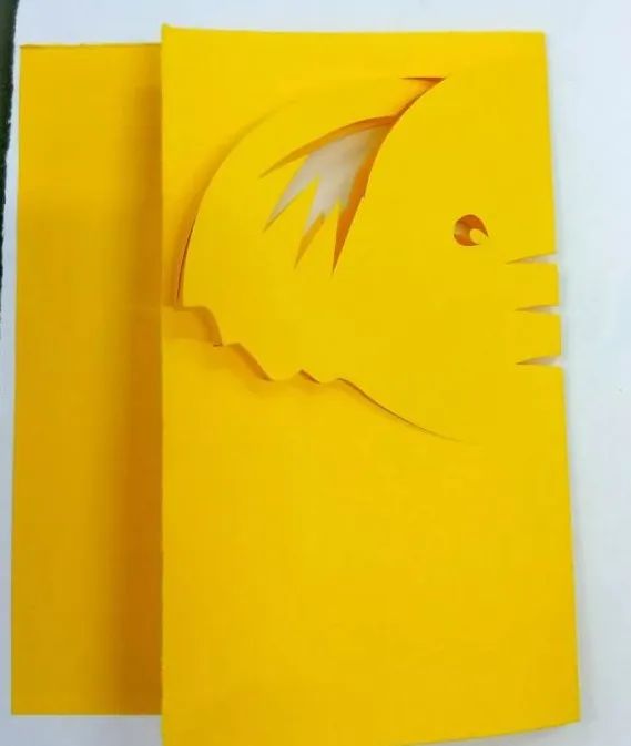 步骤2：剪象鼻子上的皱纹及剪象头上的纹饰。