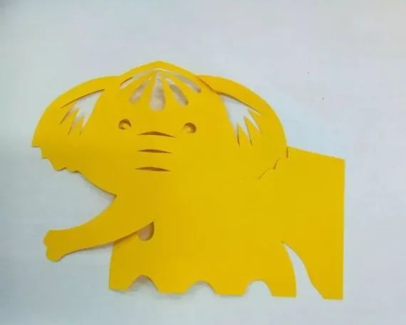 步骤4：剪四肢和尾巴。