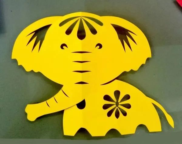 如何用彩纸剪一只可爱的大象