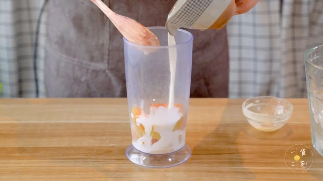 芒果肉和炼乳和牛奶，用搅拌机搅拌成果泥