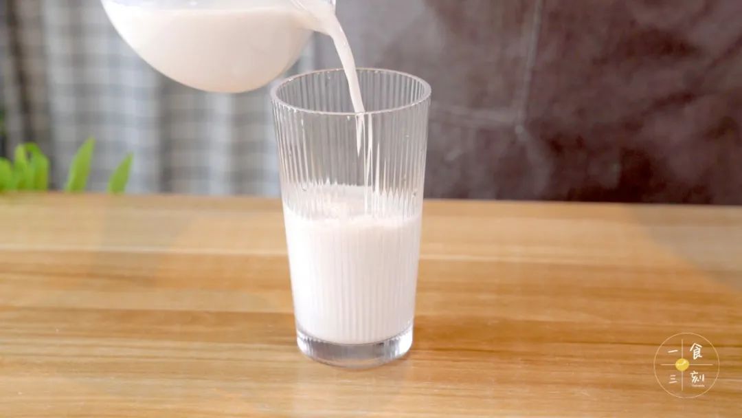 杯子倒入厚椰乳