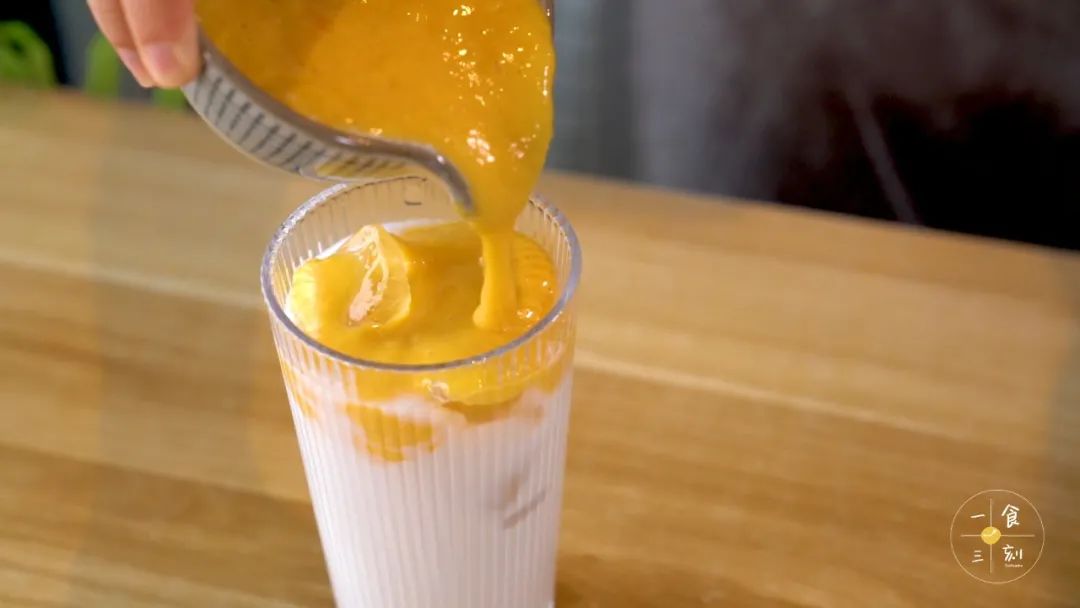 倒入芒果泥