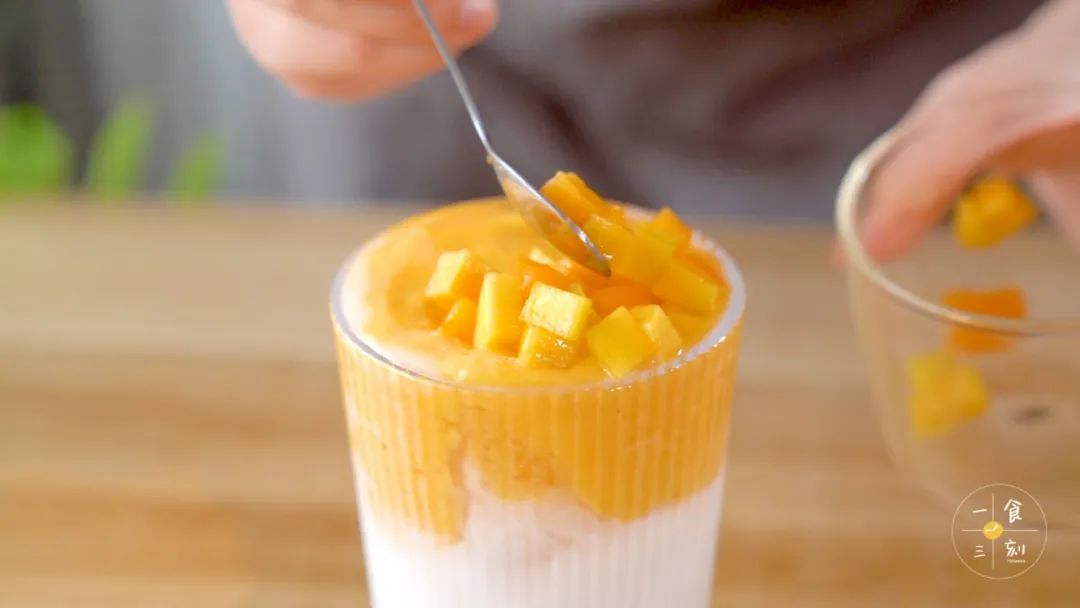 切入少许芒果粒，铺在面上装饰就好