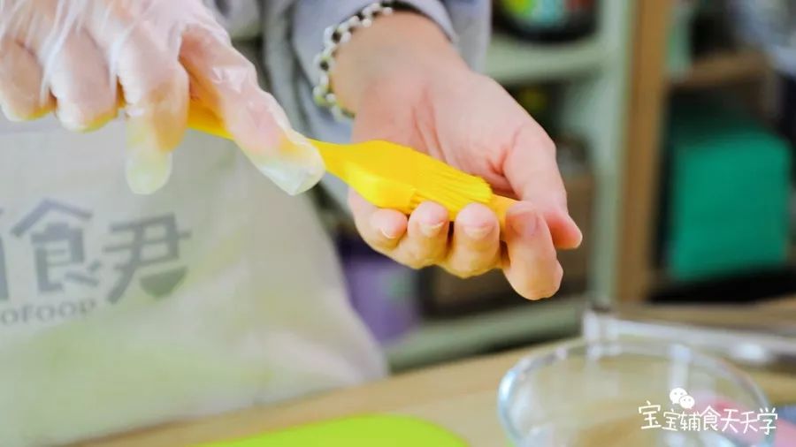 棒棒表面抹一层水，便于沾上芝麻，还可以保持湿润度，口感更好