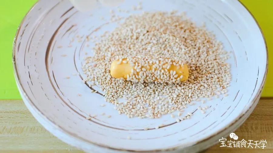 在芝麻粒滚一圈