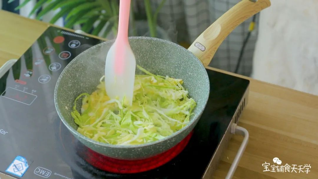 包加入包菜、胡萝卜，炒至断生