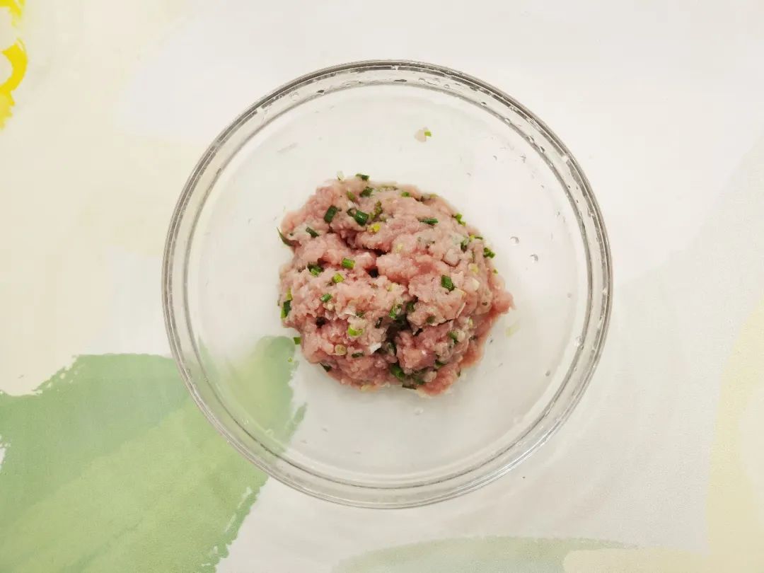 猪里脊剁碎，小葱切碎，加入淀粉混合搅拌均匀。