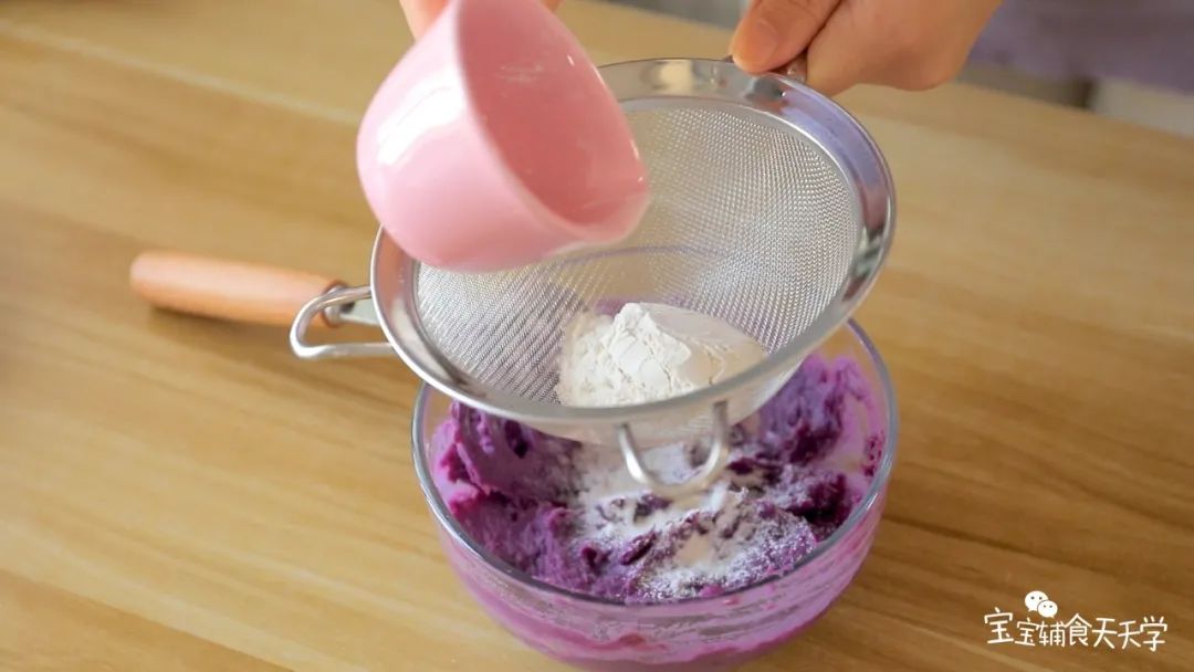 过筛加入低筋面粉，翻拌均匀