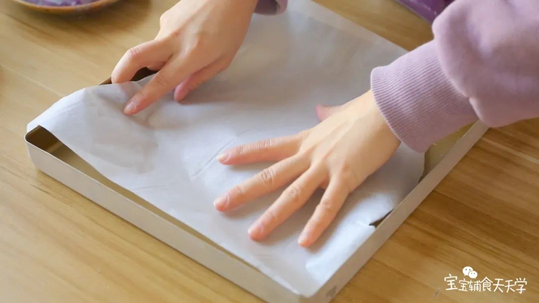 烤盘垫上油纸，预热烤箱140度