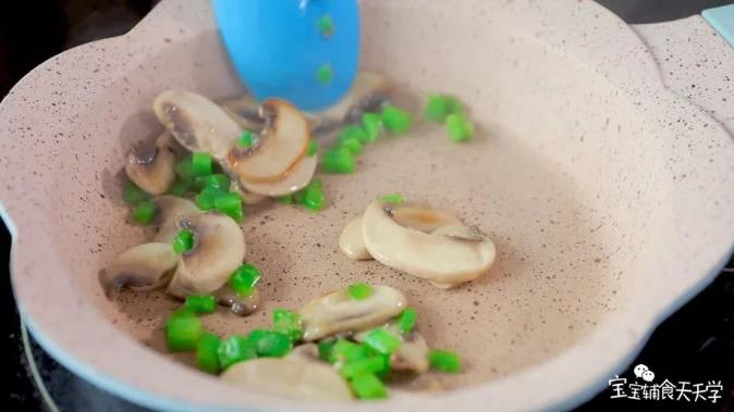 锅里倒油，小火加热，倒入青椒粒、蘑菇片翻炒至蘑菇出水