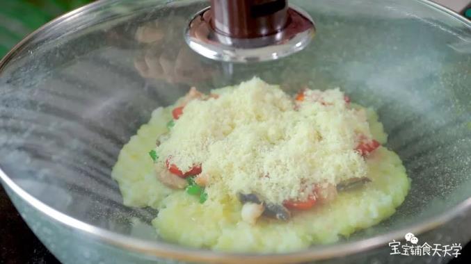 最后撒上奶酪碎，加盖