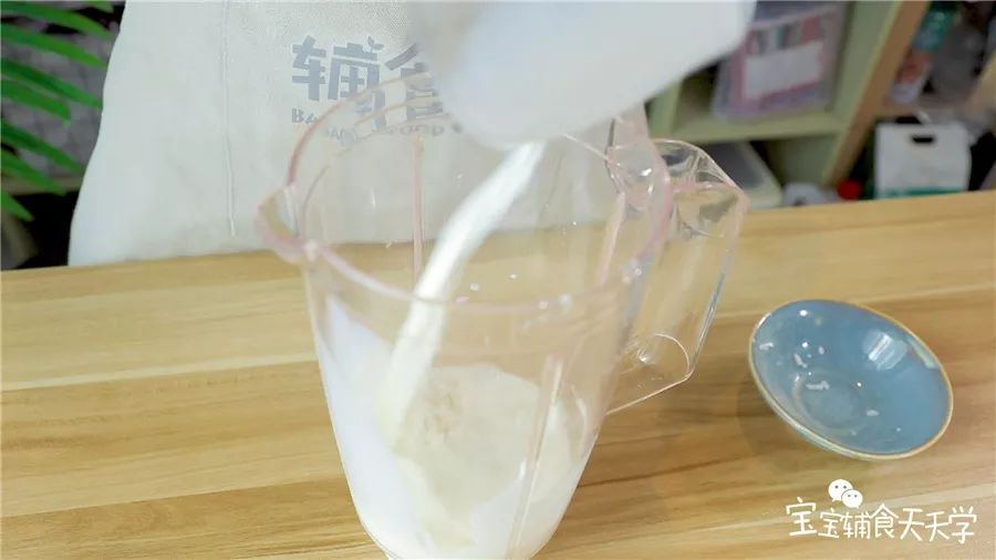 米饭倒入牛奶打成糊