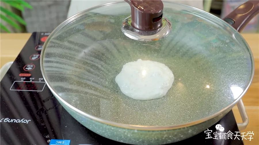 撒几滴水在周围，加盖焖至周边干燥，隆起