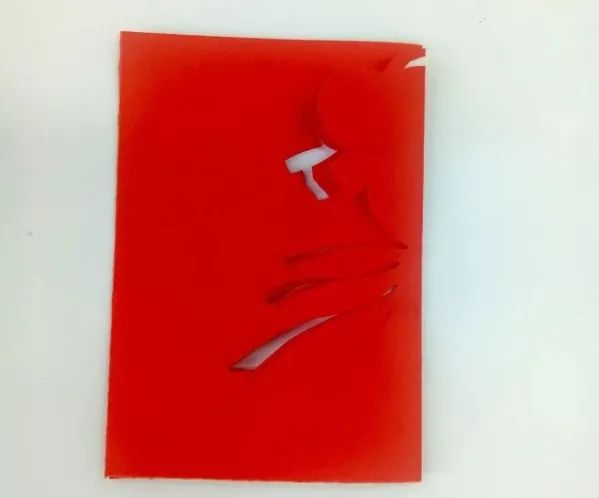 步骤2：剪金鱼的尾巴。