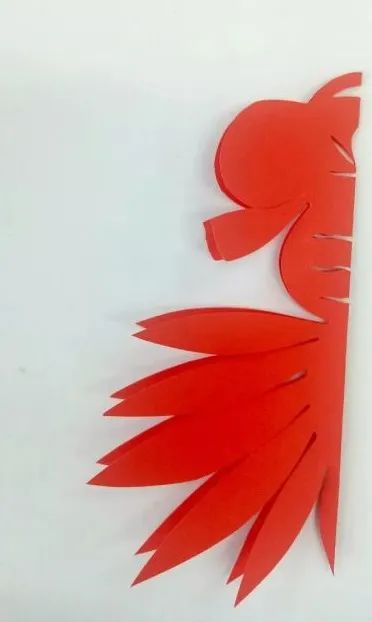 步骤4：剪金鱼的鱼鳞。