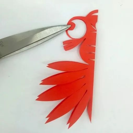 步骤5：剪金鱼的大眼睛。