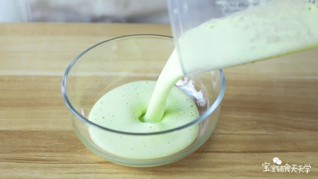 倒出泥糊，加入奶粉和面粉