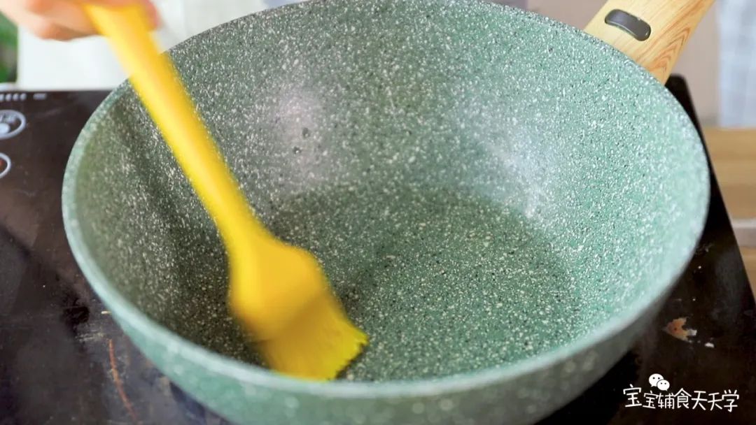 锅里涂薄薄一层油，小火加热