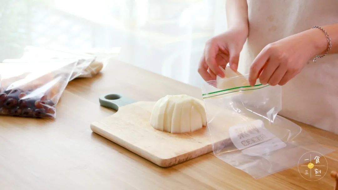 甜瓜对半切开，其中的一半削皮、切块，另一半挖籽即可