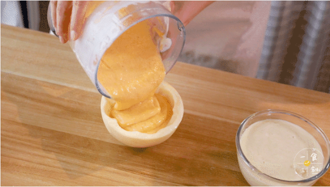 将甜瓜果泥放入甜瓜碗中，再摆上挖好的果肉