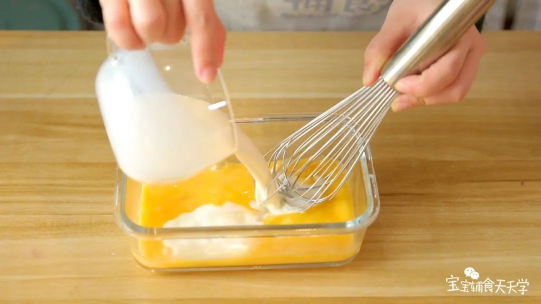 加入牛奶、白砂糖搅拌均匀